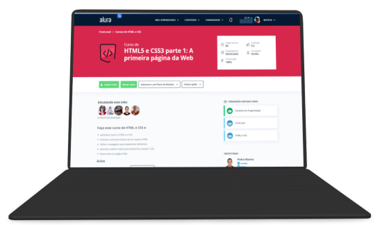um notebook com o curso da alura na tela